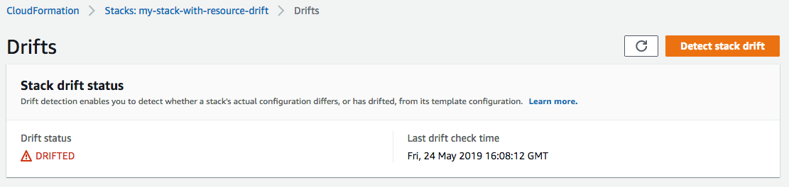 Die Abweichungsseite für den ausgewählten Stack, die den Gesamtabweichungsstatus, den Status der Abweichungserkennung und das letzte Mal, als die Abweichungserkennung für den Stack oder eine seiner einzelnen Ressourcen eingeleitet wurde, anzeigt.