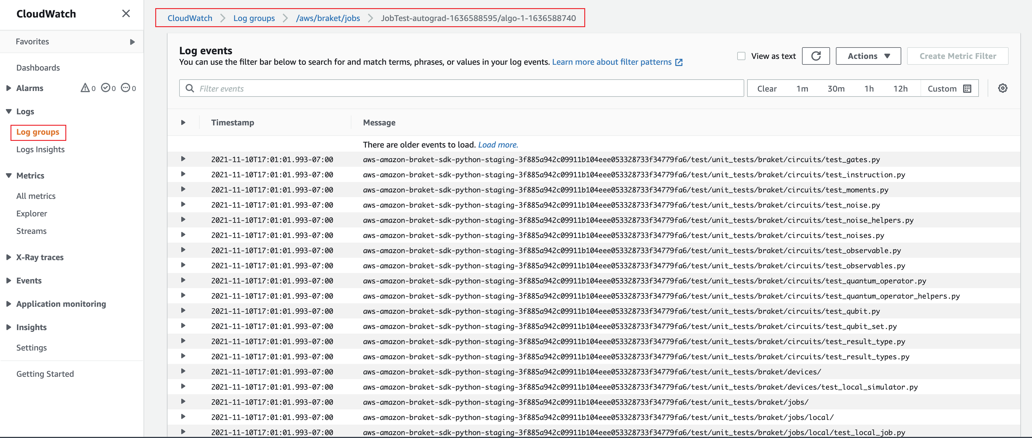 CloudWatch Protokollgruppe mit einer Liste von Protokollereignissen mit Dateipfaden und Zeitstempeln für Amazon SDK Braket-Python-Tests.