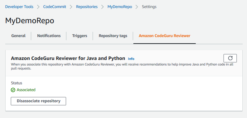 Ein CodeCommit Repository, das mit Amazon CodeGuru Reviewer verknüpft wurde.