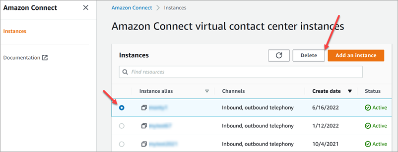 Die Seite mit den Amazon Connect Virtual Contact Center-Instanceen, die Schaltfläche Löschen.