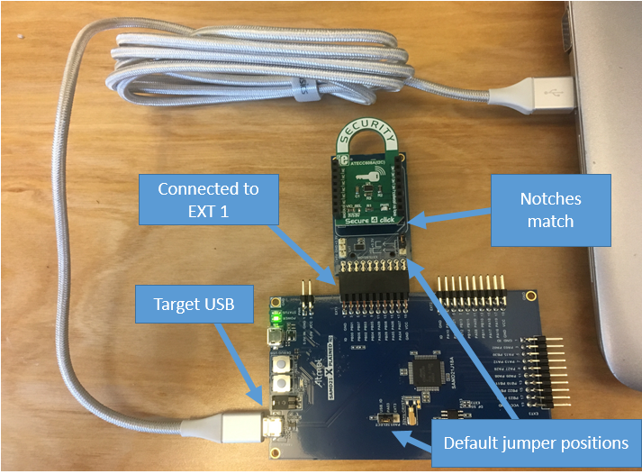 Steckbrett mit USB-Kabel mit der Bezeichnung „Target USB“, das an ein externes Gerät mit der Bezeichnung „Connected to EXT 1" angeschlossen ist. Die Kerben entsprechen den Standardpositionen der Jumper.