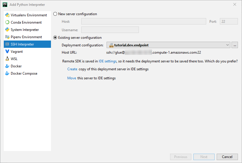 Im linken Bereich ist SSH-Interpreter ausgewählt, und im rechten Bereich ist das Optionsfeld „Existing server configuration (Vorhandene Serverkonfiguration)“ aktiviert. Das Feld „Deployment configuration (Bereitstellungskonfiguration)“ enthält den Konfigurationsnamen und die Meldung „Remote SDK is saved in IDE settings, so it needs the deployment server to be saved there too. Which do you prefer? (Remote-SDK wird in IDE-Einstellungen gespeichert. Daher muss auch der Bereitstellungsserver dort gespeichert werden.Was bevorzugen Sie?)“. Folgende Optionen stehen unter dieser Meldung zur Auswahl: „Create copy of this deployment server in IDE settings (Kopie dieses Bereitstellungsservers in IDE-Einstellungen erstellen)“ und „Move this server to IDE settings. (Diesen Server in IDE-Einstellungen verschieben)“.