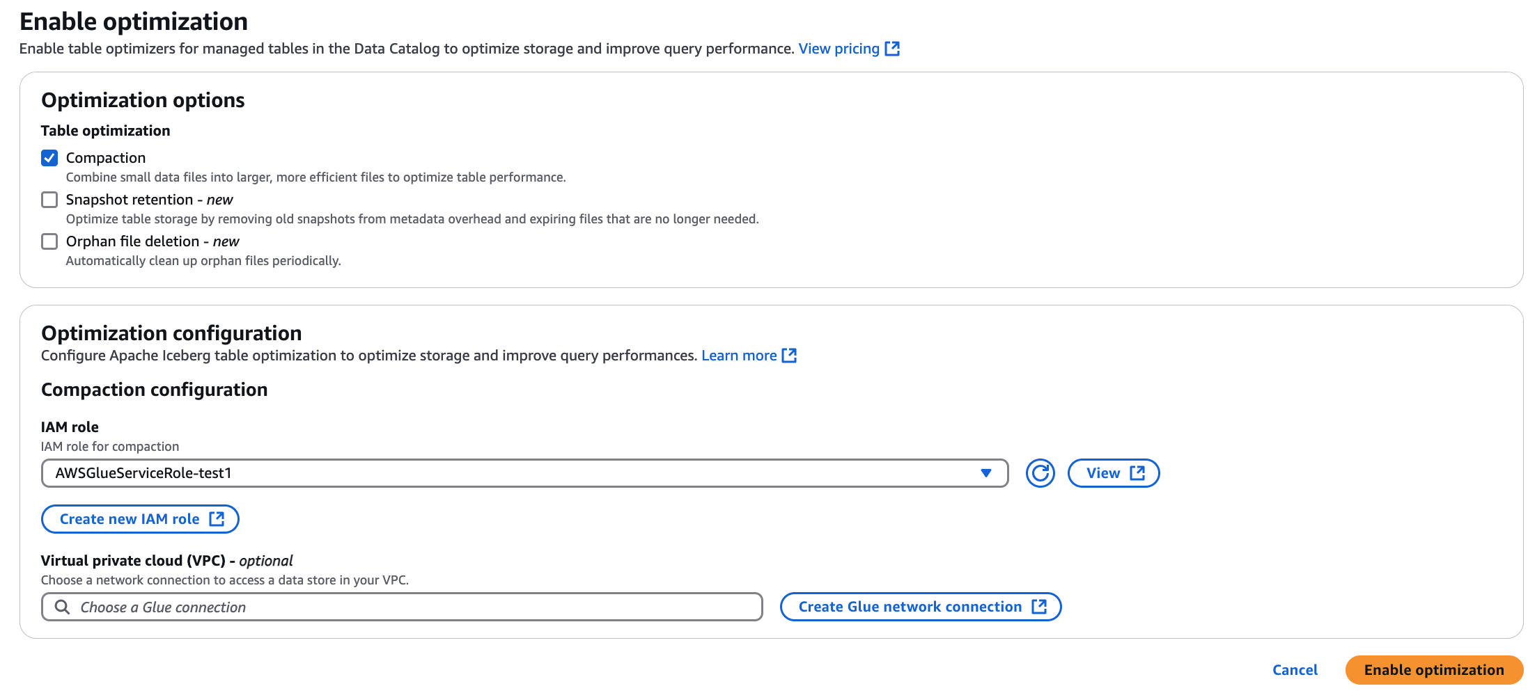 Detailseite der Apache Iceberg-Tabelle mit der Option „Komprimierung aktivieren“.