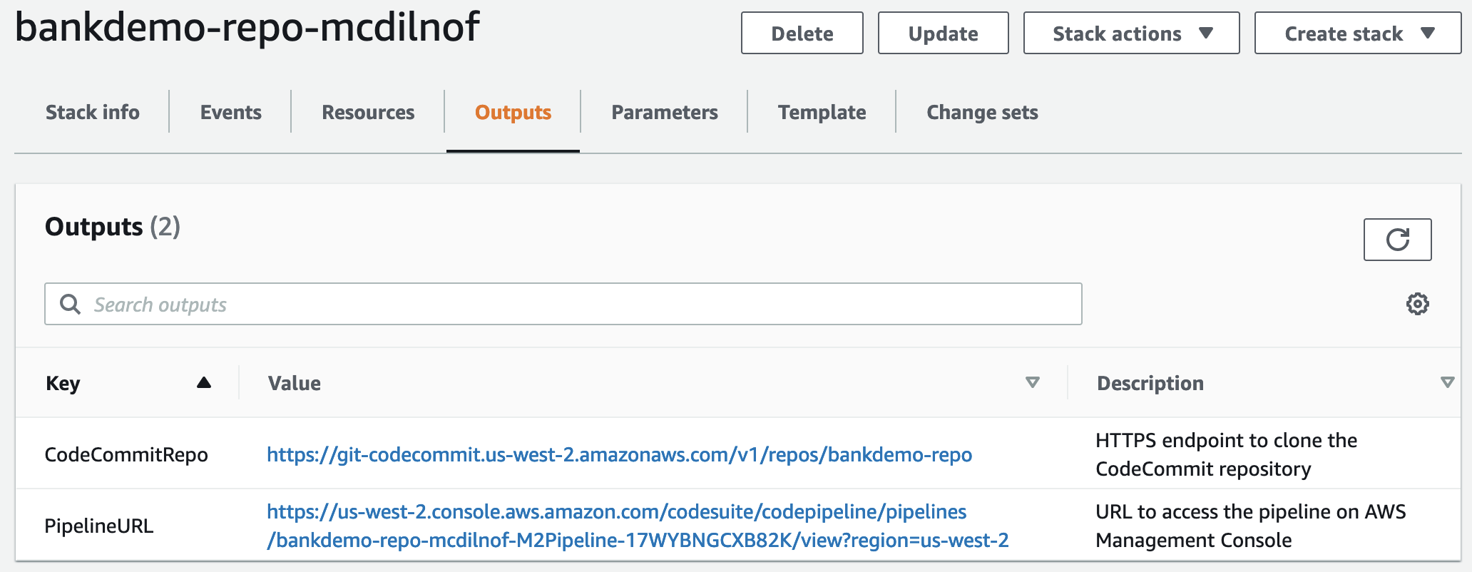 AWS CloudFormation Die Registerkarte Ausgaben zeigt die Endpunkte für das CodeCommit Repository und CodePipeline.