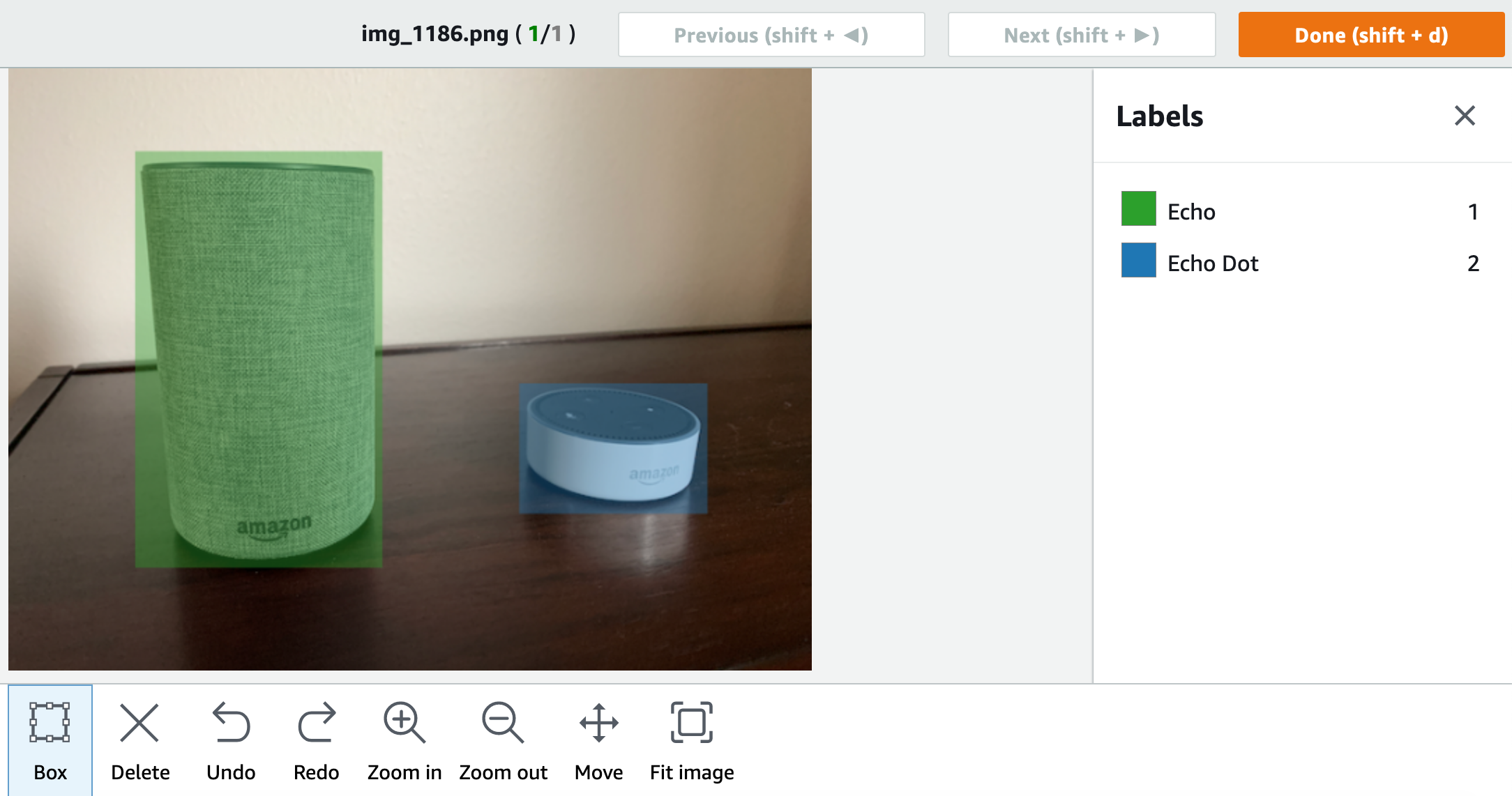 UI zum Zeichnen eines Begrenzungsrahmens um ein Bild. Das Bild besteht aus intelligenten Amazon Echo- und Echo Dot-Lautsprechern auf einer Holzoberfläche.