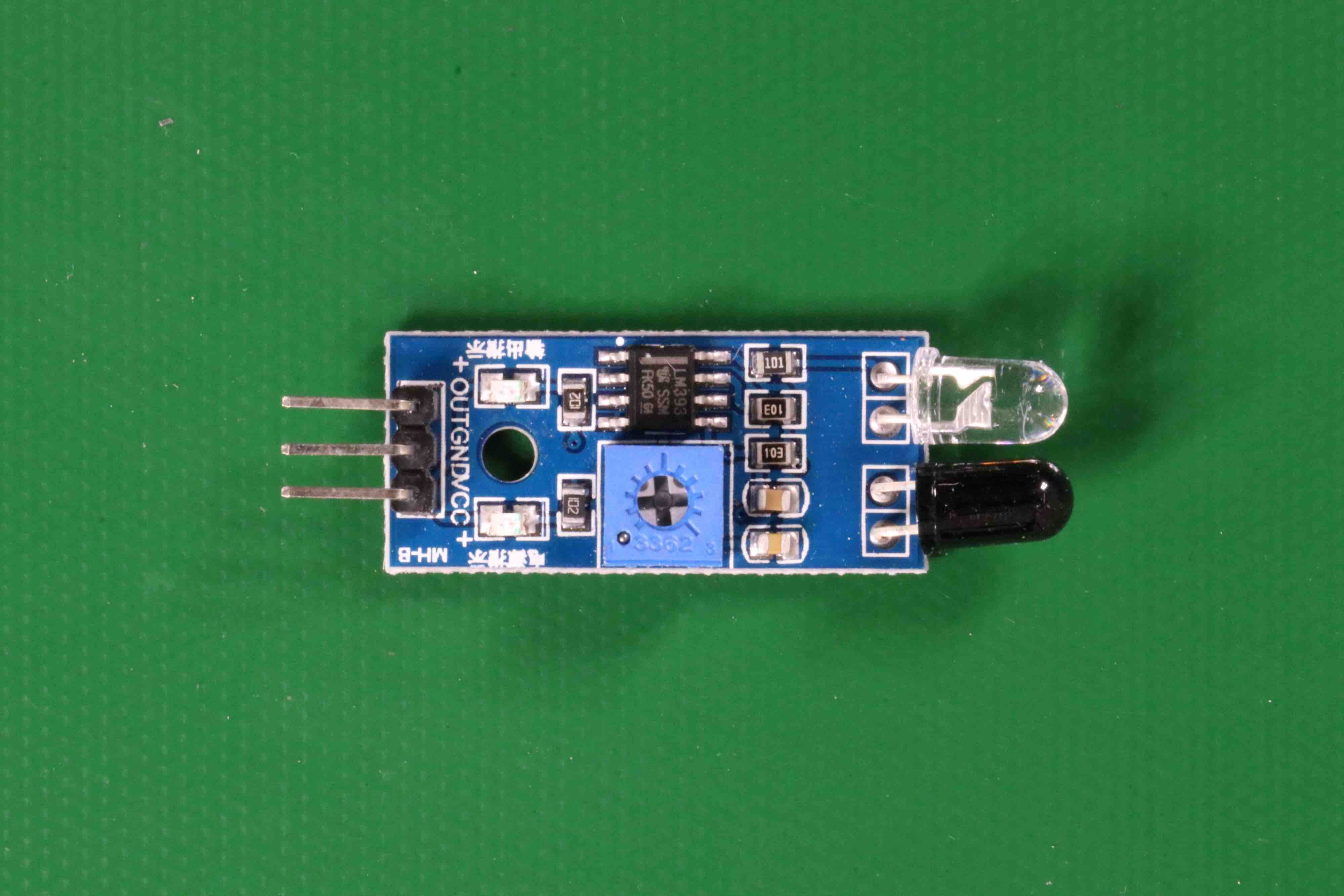 Kleiner Schaltkreis mit verschiedenen elektronischen Komponenten und Anschlussstiften.