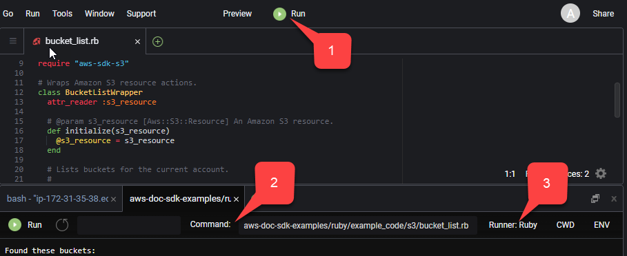 Wenn Sie in der oberen Menüleiste der AWS Cloud9 IDE auf Ausführen klicken, wird eine neue Registerkarte geöffnet, in der das Befehlsfeld gefüllt ist und der PHP-Runner bereits ausgewählt ist.