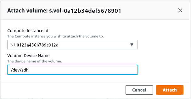 Fenster „Volume anhängen“ mit der Compute-Instanz-ID und dem Volume-Gerätenamen