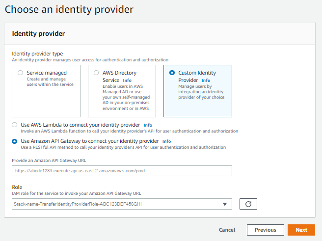 Der Identitätsanbieter-Bildschirm mit ausgewähltem Custom Identity Provider und ausgewähltem API Gateway für die Verbindung mit Ihrem Identitätsanbieter.