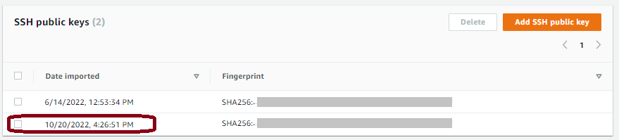 Die AWS Transfer Family Konsole, die den neu hinzugefügten öffentlichen Schlüssel im Bereich SSHÖffentliche Schlüssel anzeigt.