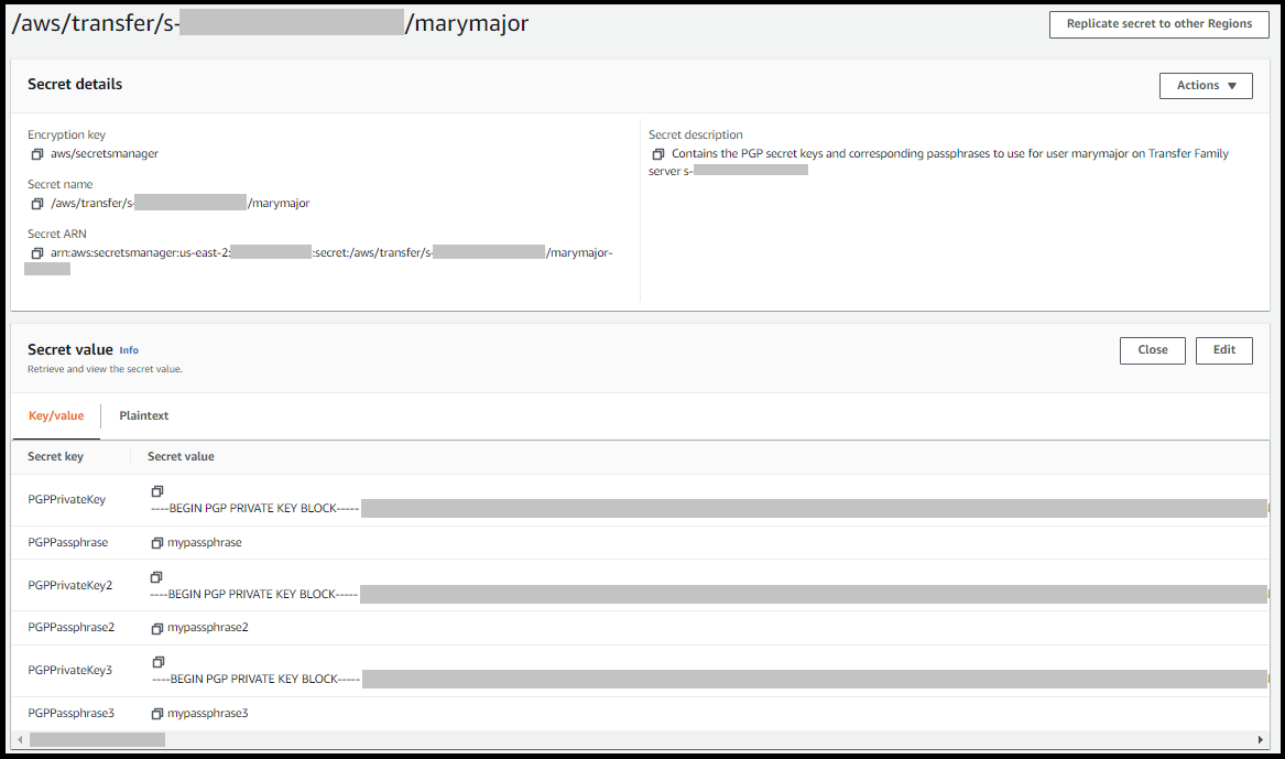 Die AWS Secrets Manager Konsole zeigt die geheime Detailseite mit drei Schlüsseln und Passphrasen für einen Transfer Family Family-Server und -Benutzer.