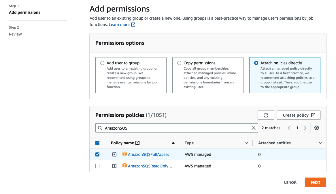 Amazon SQS muestra la política de permisos AmazonSQSFullAccess para iniciar, cancelar y enumerar las tareas de redireccionamiento de la cola de mensajes fallidos y AmazonSQSReadOnlyAccess para el acceso de solo lectura.