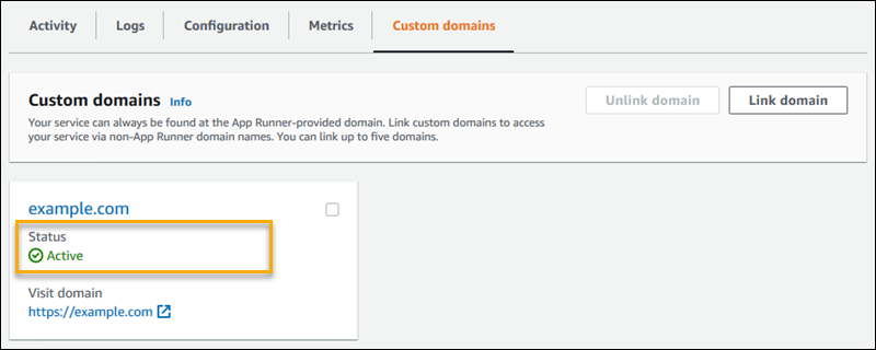 La pestaña Dominios personalizados de la página del panel de control del servicio App Runner, que muestra un mosaico de dominio personalizado