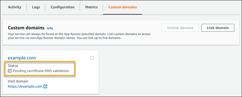 La pestaña Dominios personalizados de la página del panel de control del servicio App Runner, que muestra un mosaico de dominio personalizado