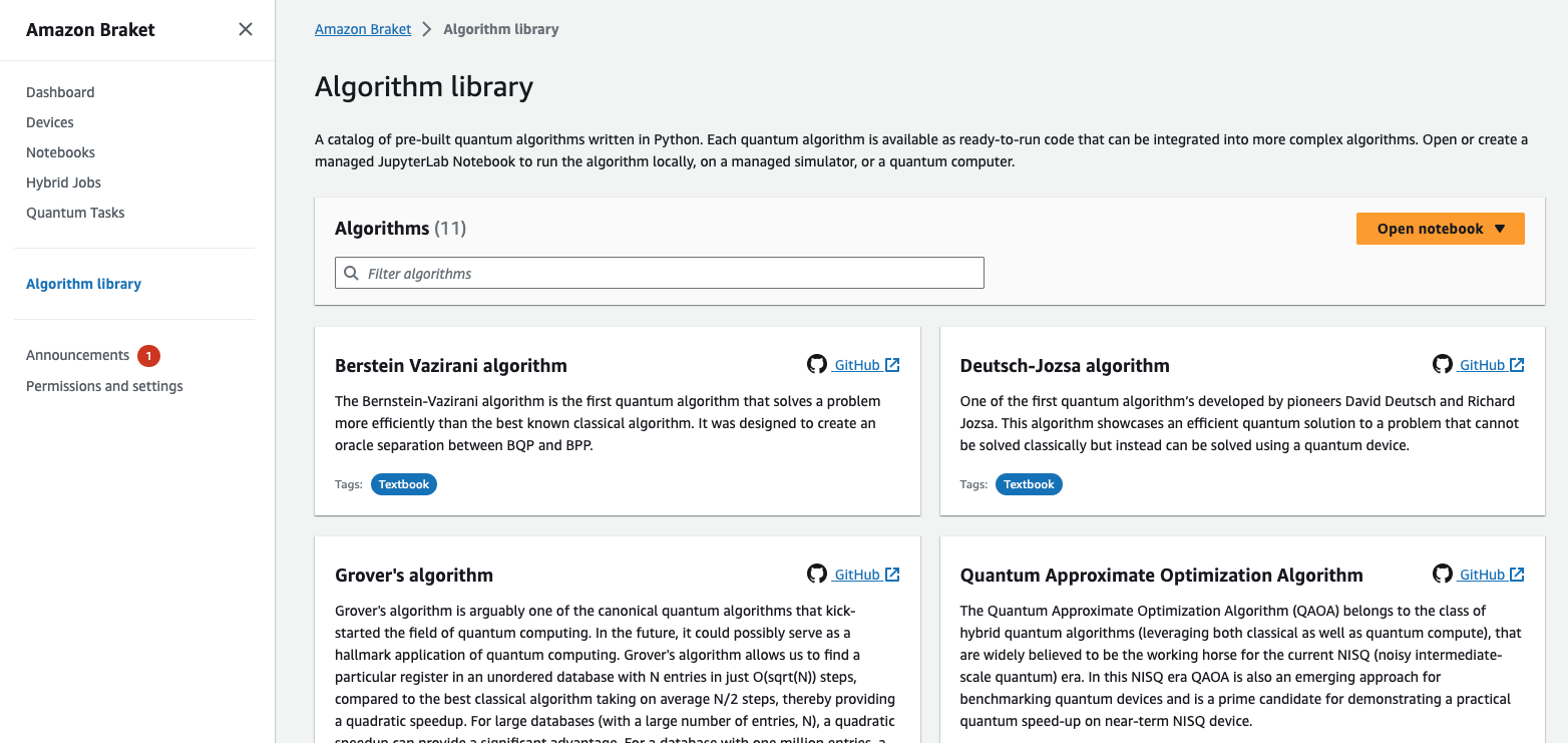 La página de la biblioteca de algoritmos de Amazon Braket muestra una lista de algoritmos cuánticos prediseñados, como Berstein Vazirani, Deutsch-Jozsa, el algoritmo de Grover y el algoritmo de optimización aproximada cuántica, con breves descripciones.