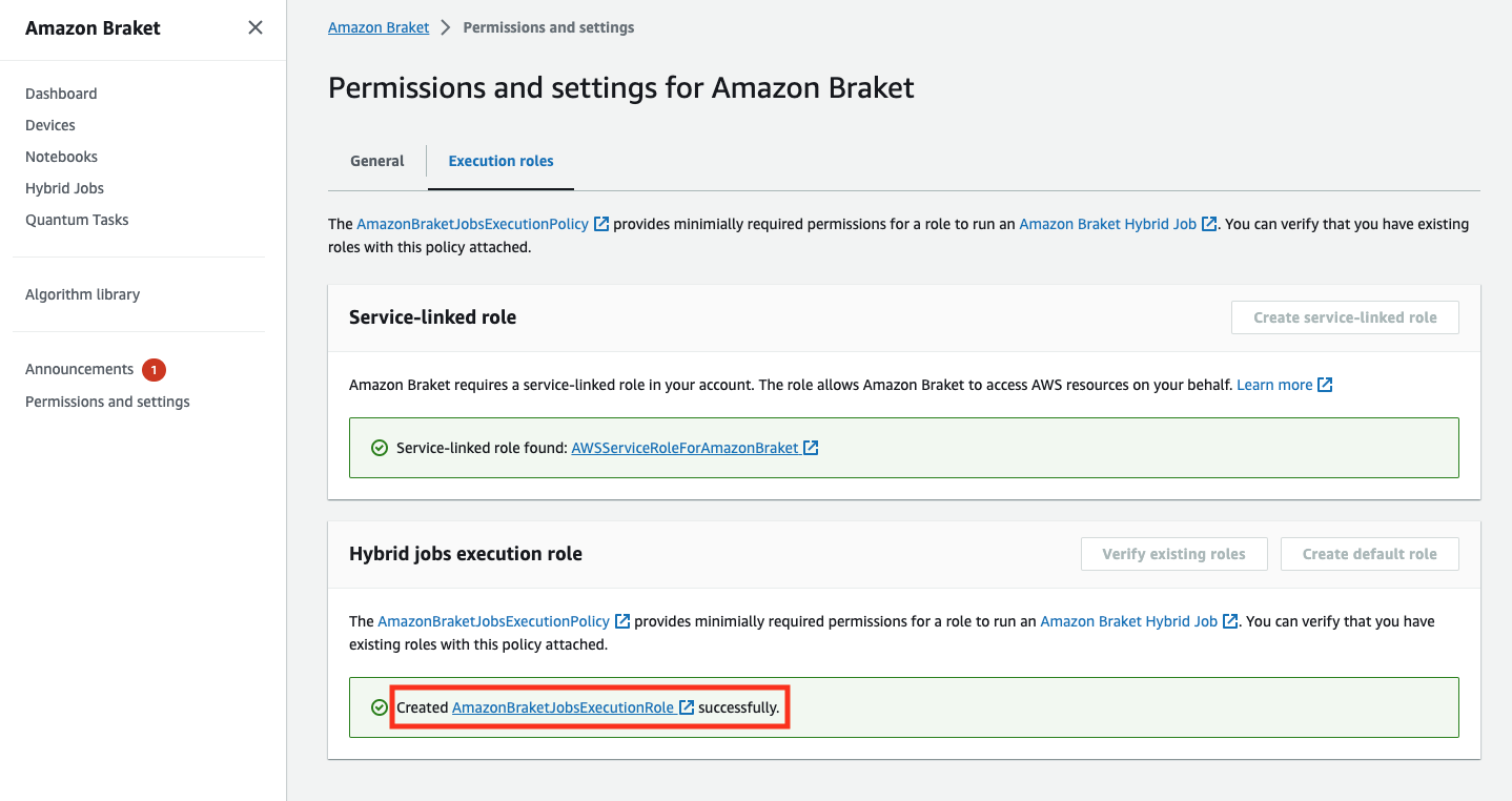 Página de permisos y configuración de Amazon Braket que muestra un rol vinculado a un servicio encontrado y un rol de ejecución de trabajos híbridos creado correctamente.