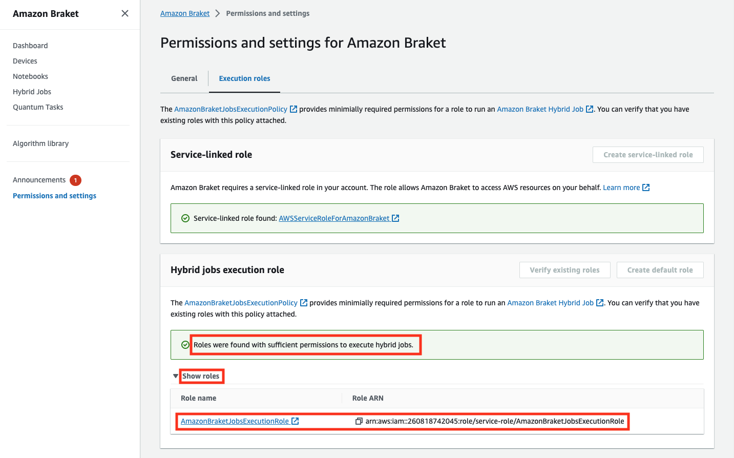 Pantalla de permisos y configuración de Amazon Braket que muestra un rol vinculado a un servicio encontrado y los roles existentes con permisos suficientes para ejecutar trabajos híbridos.