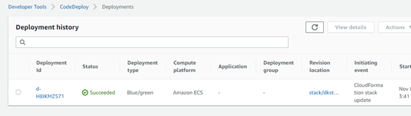 Captura de pantalla de la consola que muestra la sección Deployments (Implementaciones) y el Deployment history (Historial de implementaciones).