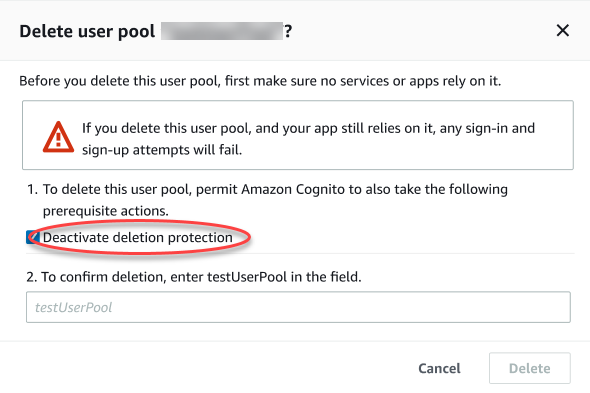 Una captura de pantalla de la AWS Management Console que muestra un mensaje para eliminar un grupo de usuarios con un mensaje incluido para desactivar también la protección de eliminación.