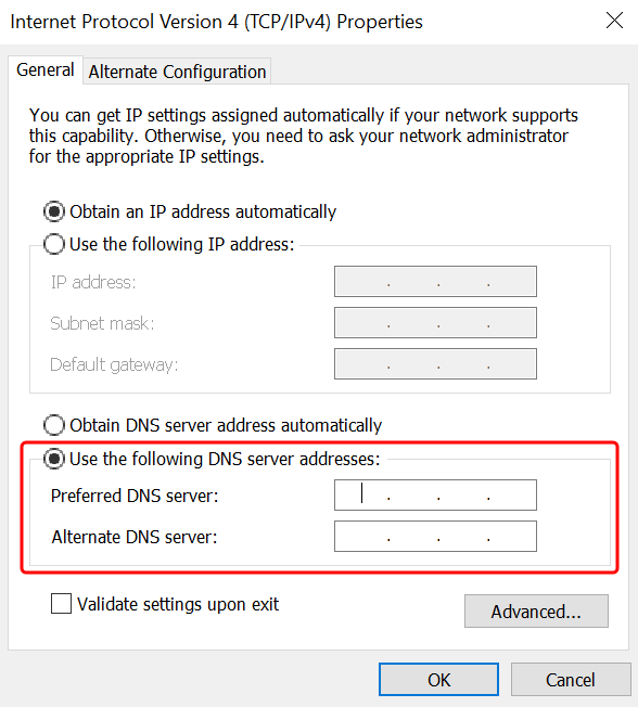 El cuadro de diálogo de propiedades del Protocolo de Internet versión 4 (TCP/IPv4) con los campos del servidor DNS preferido y del servidor DNS alternativo resaltados.