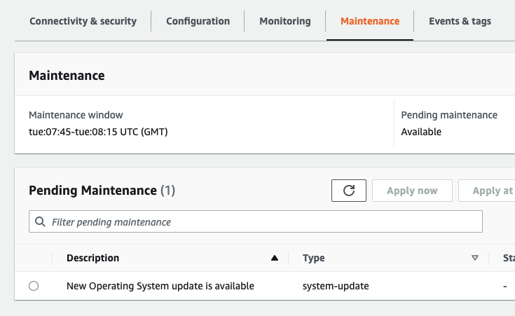 Consola de Amazon DocumentDB que muestra la columna Maintenance (Mantenimiento) de los clústeres.