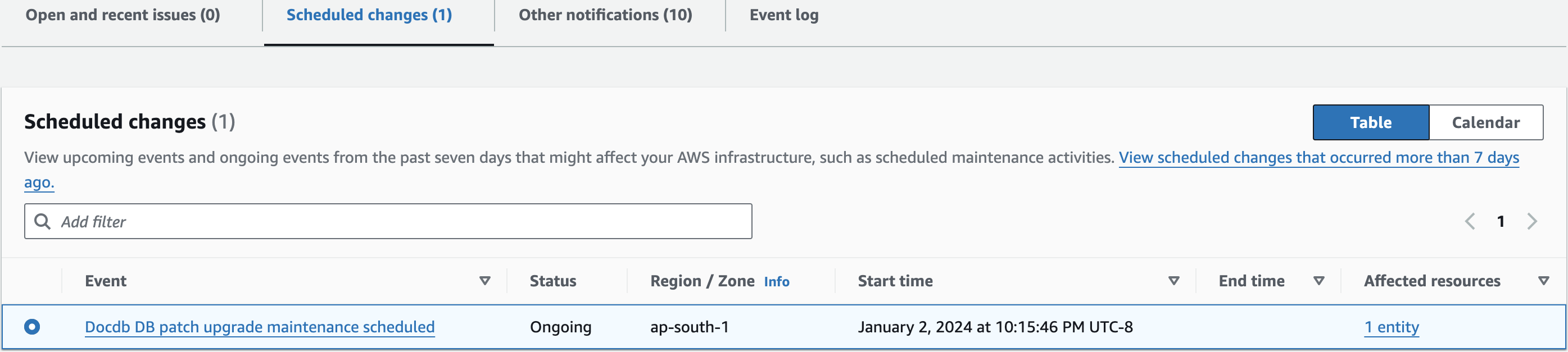 Consola de Amazon DocumentDB que muestra la pestaña de cambios programados para las actualizaciones de los parches del motor.