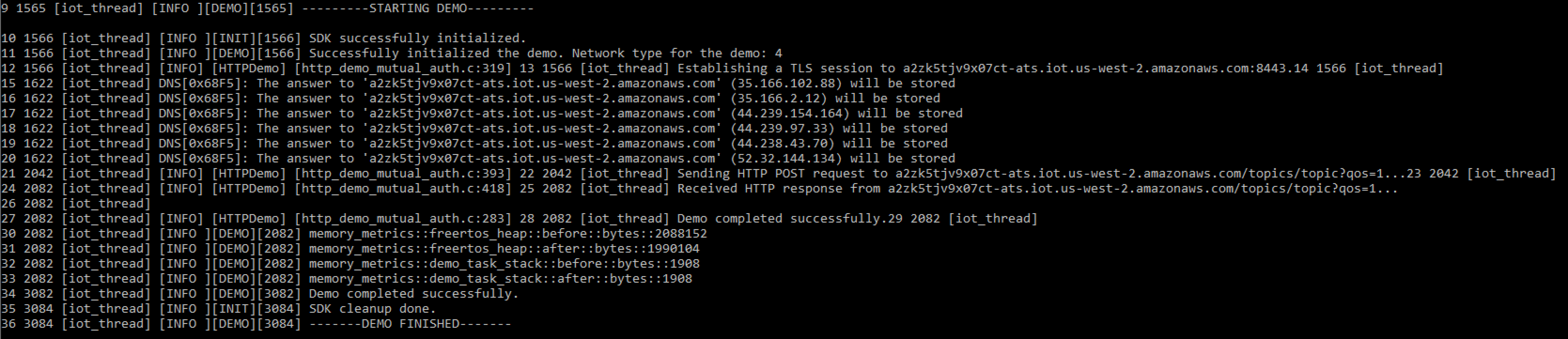El resultado del registro muestra la inicialización de la AWS IoT demostración, el establecimiento de la sesión de TLS, las solicitudes HTTP POST y las métricas de memoria que indican que la demostración se ha completado correctamente.