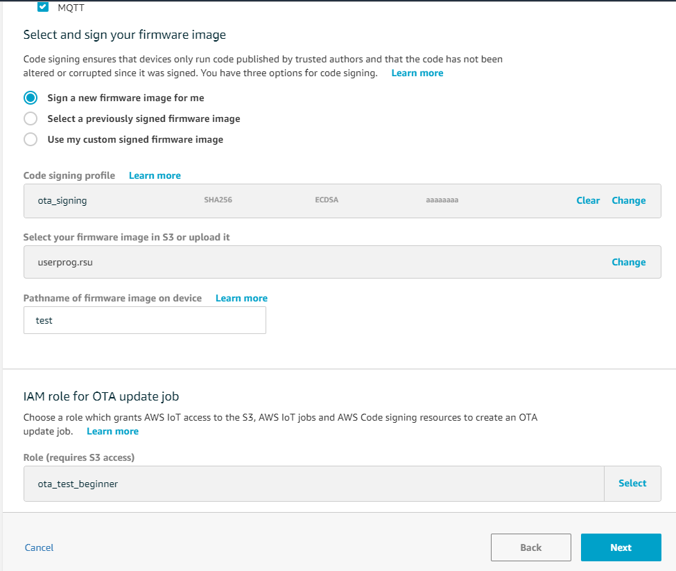 Configuración de firma de imagen de firmware y actualización OTA con opciones para firmar un nuevo firmware, seleccionar el firmware previamente firmado, usar un firmware firmado personalizado, especificar el perfil de firma de código, el archivo de imagen del firmware, la ruta del dispositivo y la función de IAM para el trabajo de actualización de OTA.