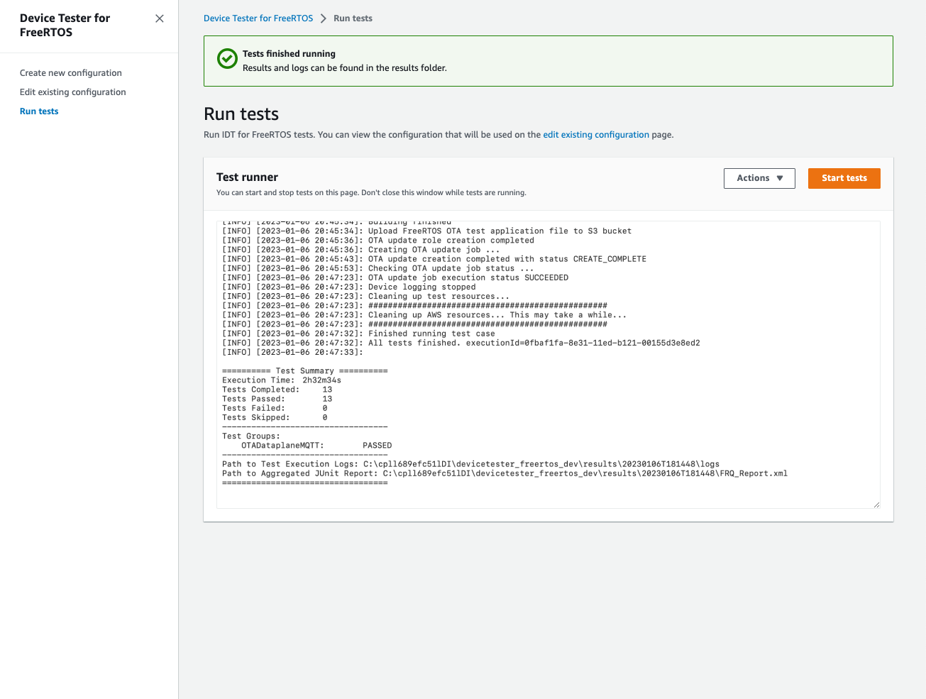 Registro de ejecución de Device Tester para Freertos que muestra las pruebas superadas, los grupos de pruebas y las rutas de archivos de los registros e informes.