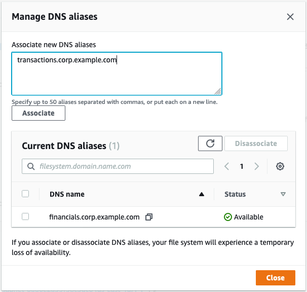 La ventana de administración de los alias del DNS de la consola FSx. Utilice esta ventana para asociar y desasociar los alias del DNS a un sistema de archivos de FSx para Windows File Server.