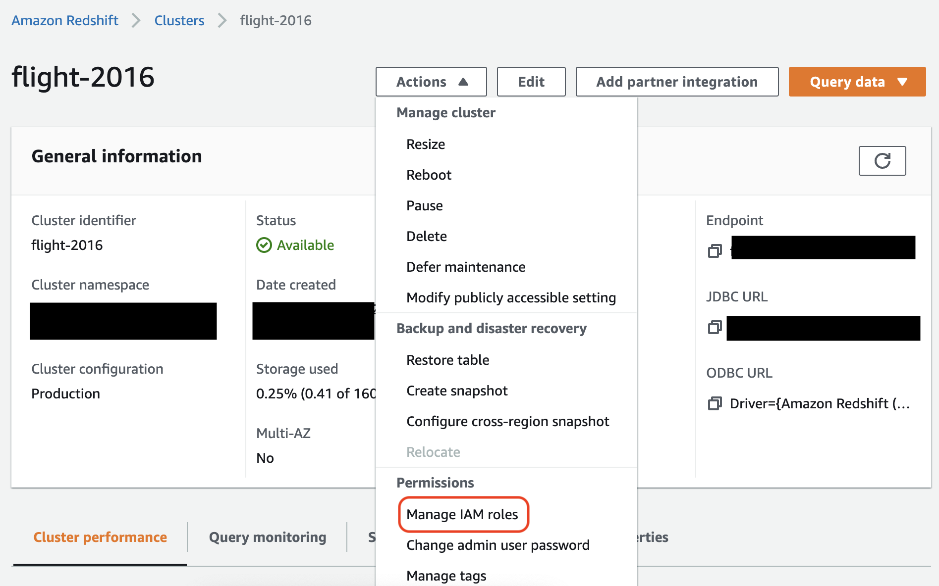 Un ejemplo de dónde administrar los permisos de IAM en la consola de Amazon Redshift.