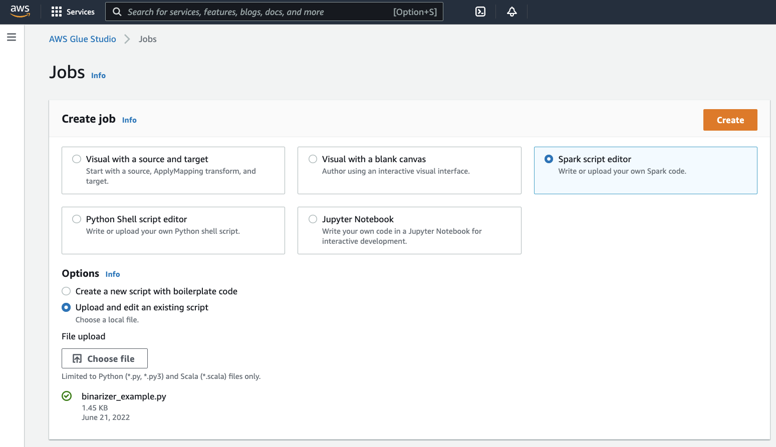 Página Jobs (Trabajos) de AWS Glue Studio con el panel del editor de scripts de Spark seleccionado.