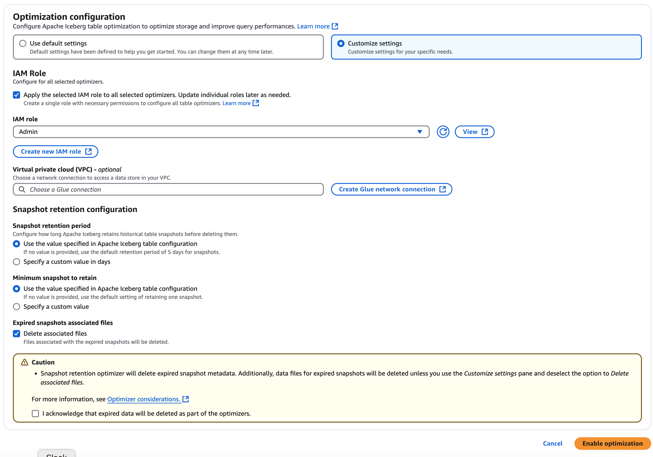 Página de detalles de la tabla Apache Iceberg con la opción Habilitar la retención>Personalizar la configuración.