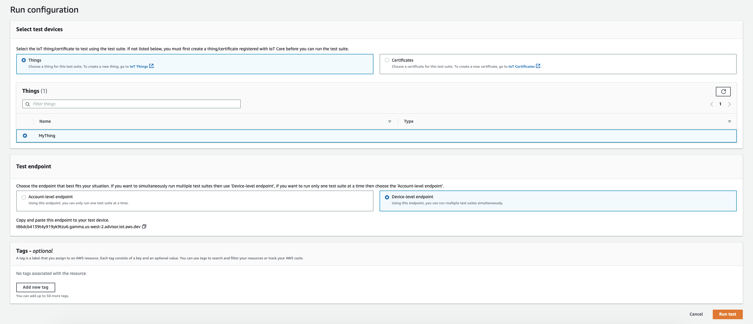 La configuración para ejecutar un conjunto de pruebas AWS IoT Core, que te permite seleccionar los dispositivos de prueba (cosas o certificados), elegir un punto final de prueba (a nivel de cuenta o de dispositivo) y, opcionalmente, añadir etiquetas.