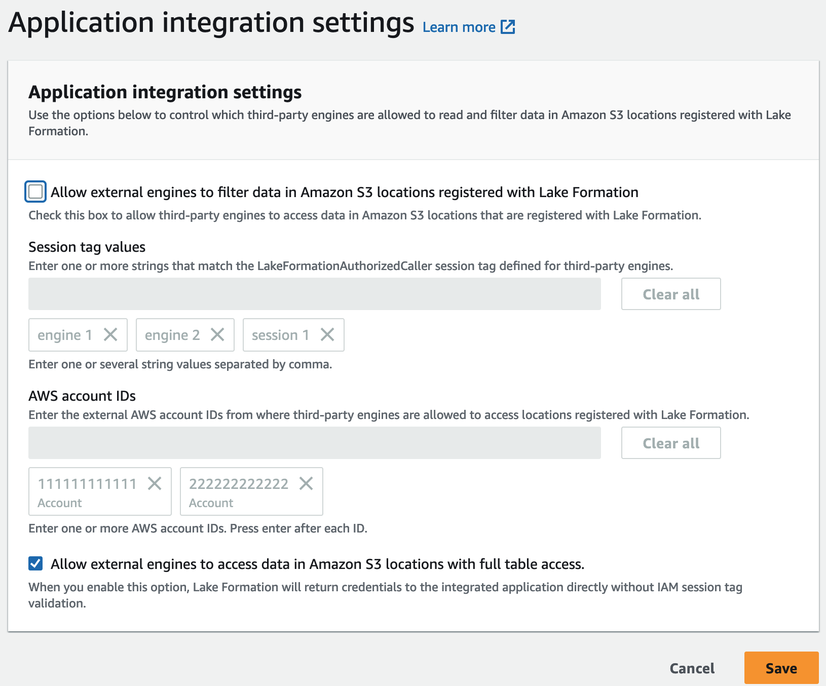 La captura de pantalla muestra la página Configuración de la integración de aplicaciones para Lake Formation. La opción Permitir que motores accedan a datos en las ubicaciones de Amazon S3 con acceso total a las tablas está seleccionada.