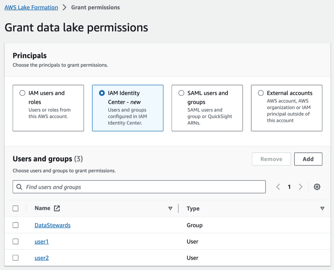 La sección Entidades principales contiene cuatro iconos con nombre en el texto siguiente. Cada mosaico contiene un botón de opción y un texto. Se selecciona el mosaico del Centro de IAM identidades y la lista desplegable de usuarios y grupos está debajo de los mosaicos.