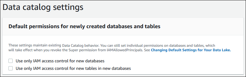 El cuadro de diálogo de configuración del Catálogo de datos tiene el subtítulo «Permisos predeterminados para las bases de datos y tablas recién creadas» y dos casillas de verificación, descritas en el texto.