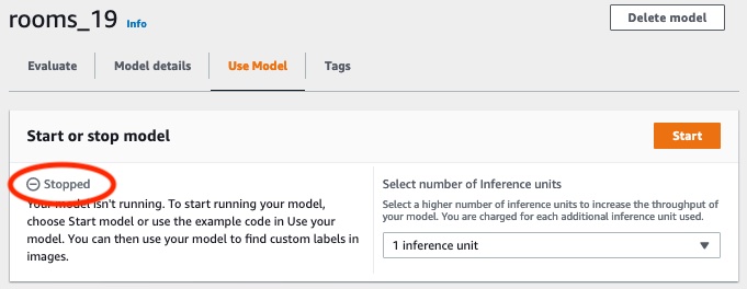 Sección de la interfaz de usuario para iniciar o detener un modelo de aprendizaje automático, que muestra el estado del modelo como «Detenido» con un botón de «Inicio» para iniciar el modelo y un menú desplegable para seleccionar el número de unidades de inferencia.