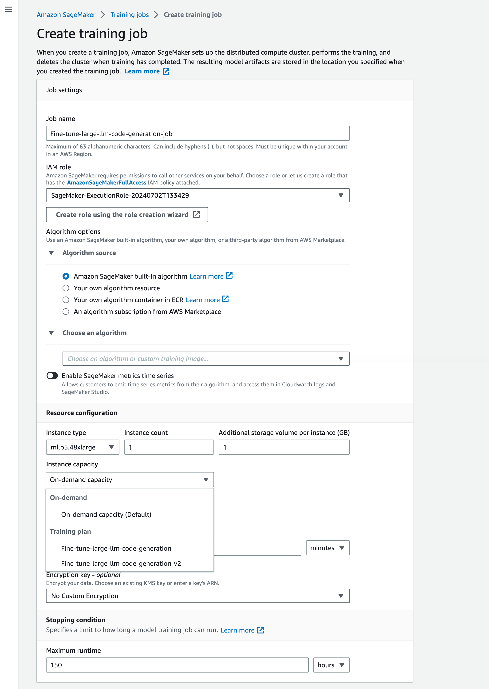 SageMaker Página de la consola de IA para crear un nuevo trabajo de formación. La página muestra varias opciones de configuración, como la configuración del trabajo, las opciones de algoritmo, la configuración de los recursos, la selección del plan de formación y las condiciones de parada.