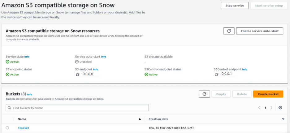 La pantalla de recursos de almacenamiento compatible con Amazon S3 en dispositivos Snow Family, que muestra el estado del servicio Activo y sus puntos de conexión activos.