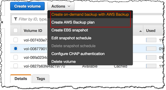 Página de volúmenes de Storage Gateway con el volumen seleccionado que muestra la opción AWS de copia de seguridad en el menú de acciones.