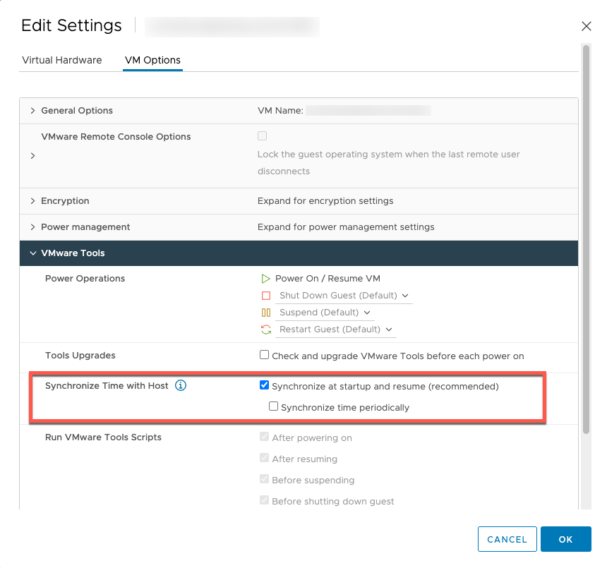 L'option Synchroniser au démarrage et reprendre la machine virtuelle.