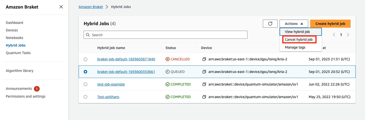 Tableau des tâches hybrides Amazon Braket avec 4 tâches indiquant leur nom, leur statut, les informations sur l'appareil et leur horodatage. La liste déroulante Actions contient des options permettant d'afficher les nouvelles tâches hybrides, d'annuler ou de gérer les balises.