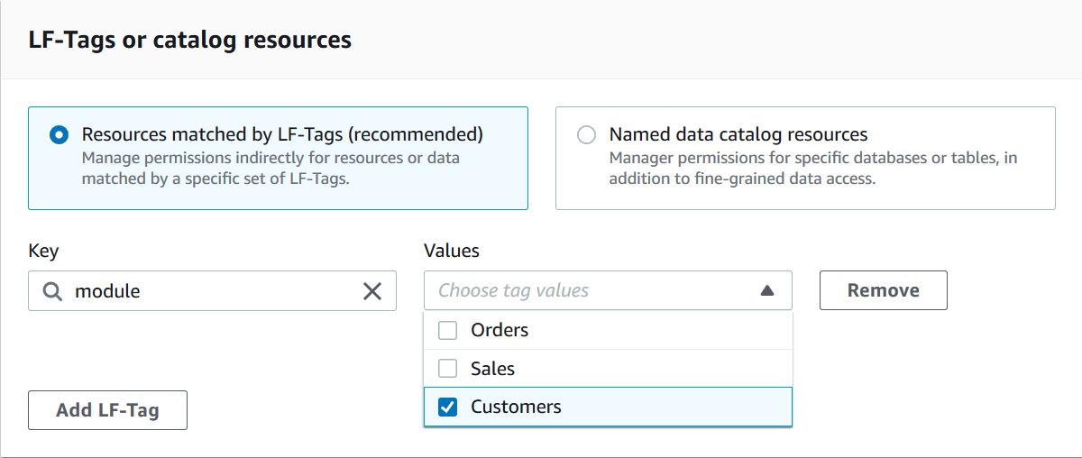 La section LF-Tag ou ressources du catalogue contient deux vignettes disposées horizontalement, chaque vignette contenant un bouton d'option et un texte descriptif. Les options sont les suivantes : Ressources associées par des balises LF (recommandé) et Ressources de catalogue de données nommées. Les ressources correspondant aux balises LF sont sélectionnées. Sous les vignettes se trouvent un champ clé et un champ valeurs disposés horizontalement. Le champ Clé contient « module » et le champ Valeurs est une liste déroulante contenant trois entrées : Commandes, Ventes et Clients. Chaque entrée est associée à une case à cocher. La case à cocher pour les clients est sélectionnée. À droite de ces deux champs se trouve un bouton Supprimer. En bas se trouve un bouton Ajouter une balise LF, indiquant que vous pouvez ajouter une autre ligne contenant les champs Clé et Valeurs et un bouton Supprimer.