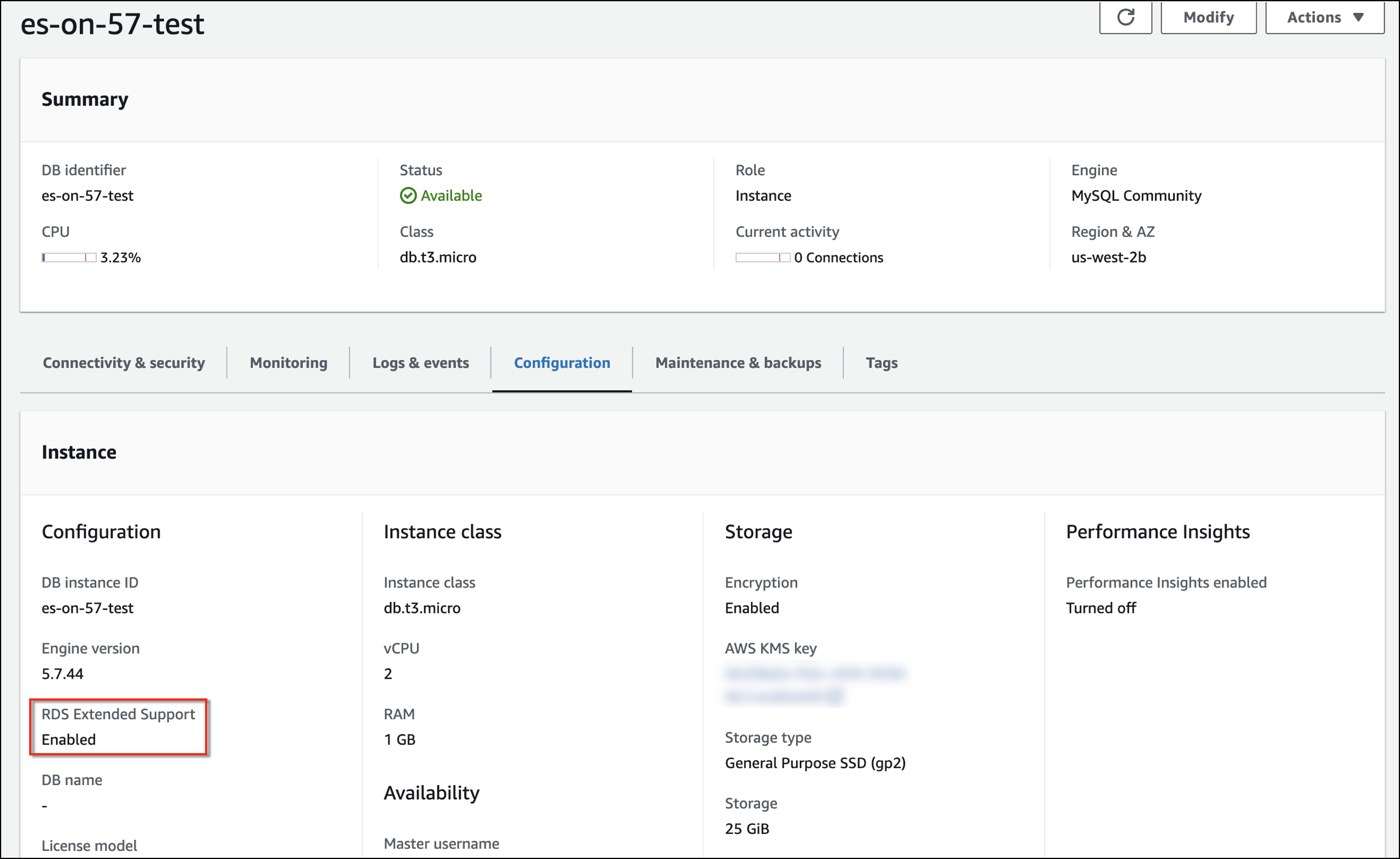 Tab Konfigurasi pada halaman detail database yang menunjukkan status RDS Extended Support.