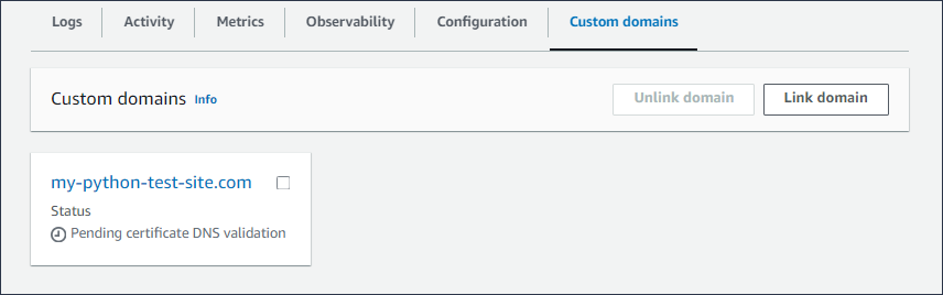 Tab Domain kustom di halaman dasbor layanan App Runner, menampilkan satu asosiasi tertunda domain kustom.