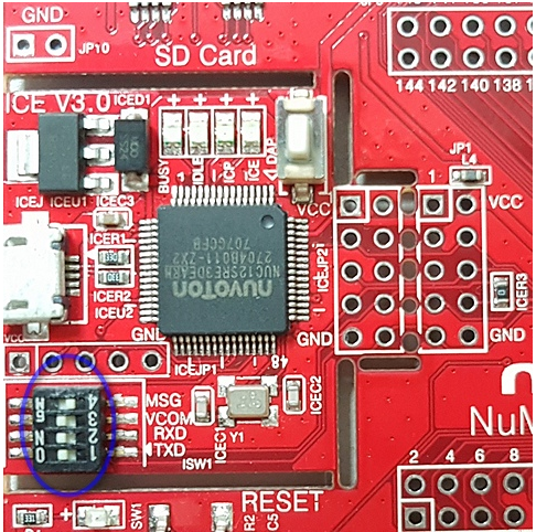 Papan sirkuit dengan slot kartu SD, mikrokontroler, pin, konektor daya dan reset berlabel.