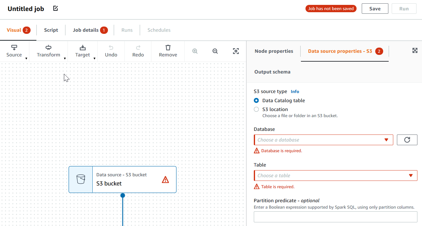 Sebuah tangkapan layar menunjukkan tab Visual di editor tugas, yang ditandai dengan callout dengan label 2. Simpul sumber data, yang ditandai dengan label peringatan, dipilih. Dalam panel detail simpul, tab properti Sumber data memiliki callout dengan label 2, dan dipilih. Dua bidang, yaitu Basis data dan Tabel diuraikan dengan warna merah dan memiliki pesan di bawahnya yang menunjukkan nilai yang diperlukan dalam bidang-bidang tersebut.