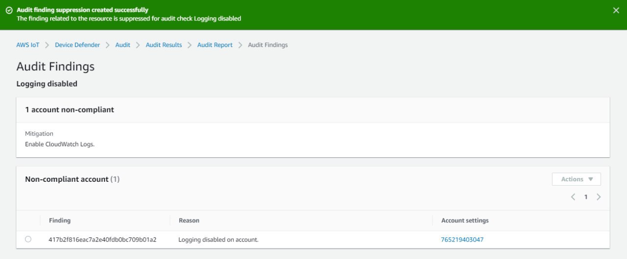 AWS IoT Device Defender halaman temuan audit yang menampilkan satu akun yang tidak sesuai dengan pencatatan dinonaktifkan, dengan langkah mitigasi untuk mengaktifkan Log. CloudWatch