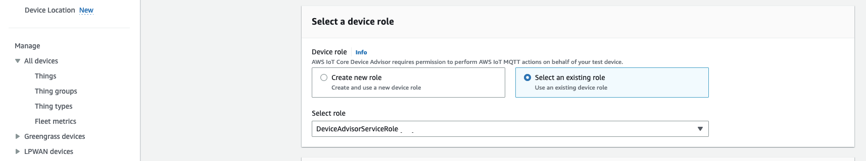 Antarmuka formulir web untuk memilih peran perangkat, dengan opsi untuk membuat peran baru atau memilih peran yang ada bernama "DeviceAdvisorServiceRole”.